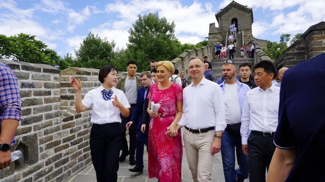 Polish president and first lady visit Mutianyu Great Wall on their first day in China