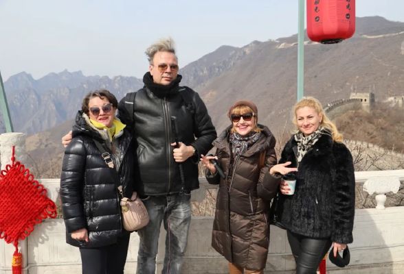 A group of Romanian artists visit Mutianyu Great Wall